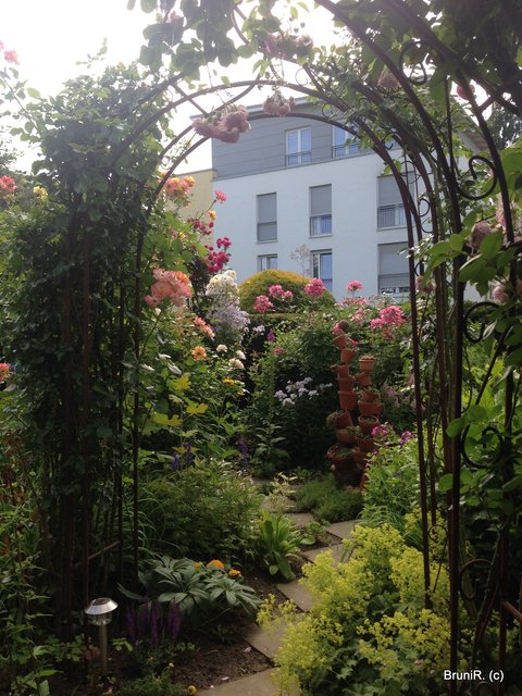 Durchgang links neben dem Rosendurchgang mit Blick auf die Blumentopfpyraminde die das Herzstück des hinteren Gartenbereichs bildet!