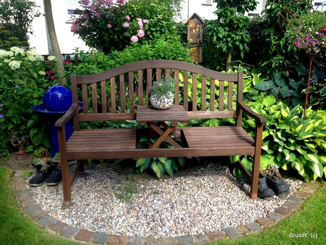 Sehr schön angelegte Ruhebank... dahinter das Bienen/Insektenhotel mit Spechtschutz!!!