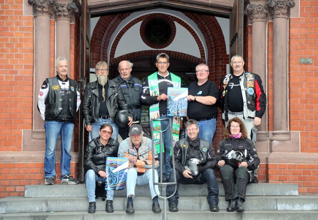 An der Vorbereitung des Essener Motorradgottesdienstes beteiligen sich Mitglieder mehrerer Gruppen. Pressefoto: Kirchenkreis Essen/Kerstin Bögeholz