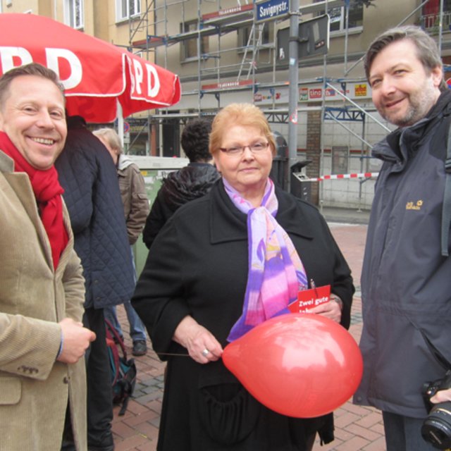 Die SPD Bezirksvertreterin Karin Sidiropoulos mit dem Bundestagsabgeordneten Dirk Heidenblut und dem stellvertretenden Vorsitzenden der AWO Holsterhausen, Marcus Juchem.