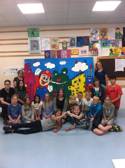 Die Schüler vor ihrem fertigen Kunstwerk.