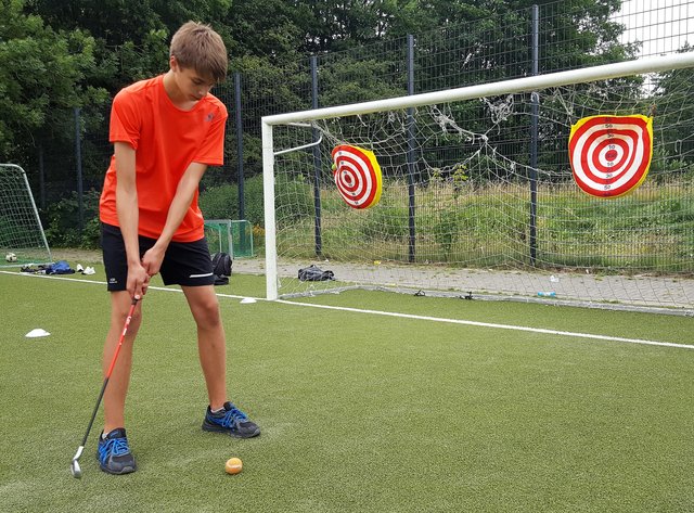 Neuntklässler Oskar Mattheis versucht sich im Golfen.
Foto: Henschke