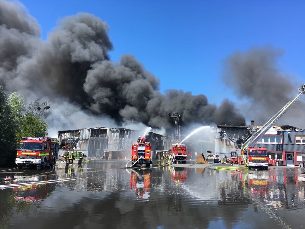 Großeinsatz der Feuerwehren aus dem Kreis Unna in Bönen. Fotos: Jörg Prochnow