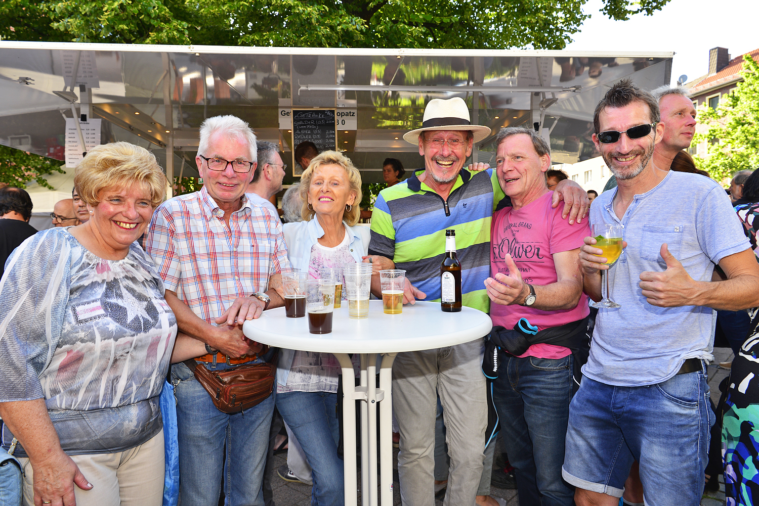 Rundum zum Gladbecker Juni-Feierabendmarkt, immer am letzten Freitag im Monat, ging die Post auf dem Rathausplatz ab. Eine bessere Stimmung mit toller Musik konnte man sich wahrlich nicht mehr wünschen. Foto: Kariger/Stadtspiegel Gladbeck