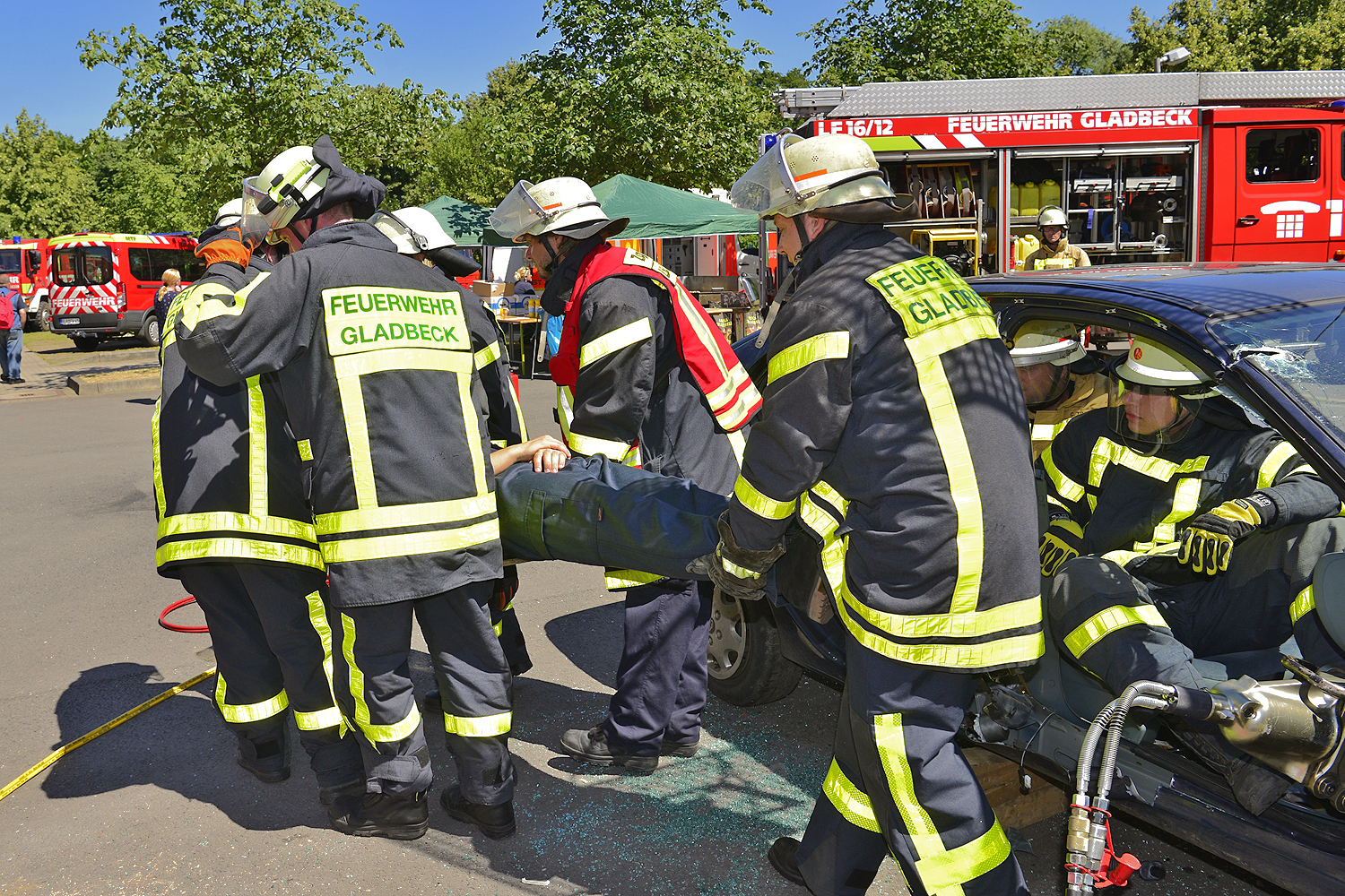 Eine Unfall-eingeklemmte Person aus einem PKW befreien, dass zeigten eindrucksvoll die Wehrleute dem begeisterten Publikum zum Tag der offenen Tür beim LZ 45 in Brauck. Foto: Kariger