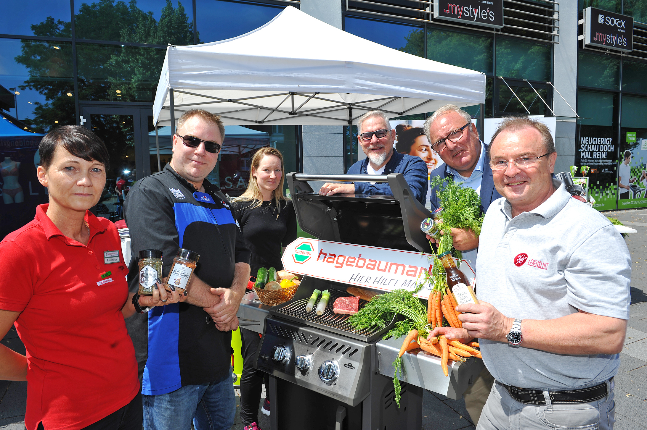 Das Hagebaumarkt-Team blickt zusammen mit weiteren Händlern der Whitebox auf ein erfolgreiches Grill-Event zurück. Auf dem Foto von links: Anja Zacharias (Hagebaumarkt), Maik Schepers (Firma Napoleon Grillforce), Britta Marseille (Fit Box), Frank Rehme (Future City,White Box), Armin Krämer (My Tracon - Gruppe 4.0), Ingo Schulz (Lebenslust).