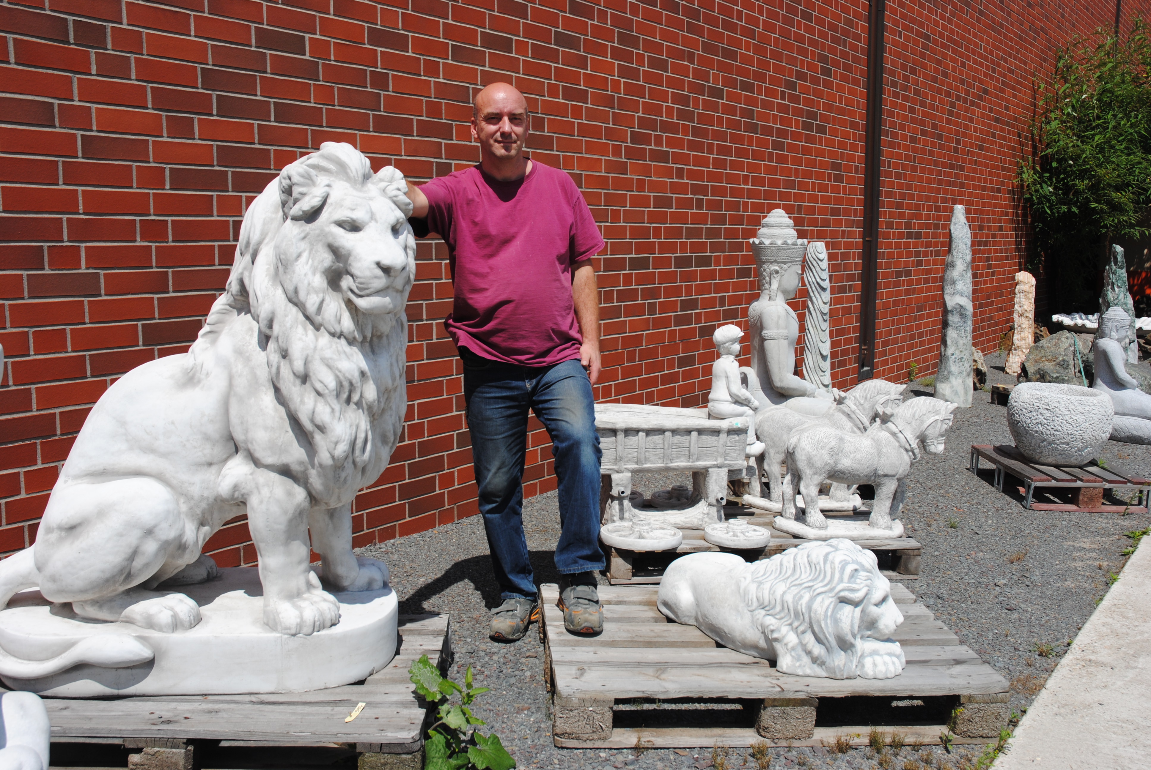 Michael Horn mit dem Prachtstück seiner Ausstellung: dem 600kg-Löwen! Foto: maschu
