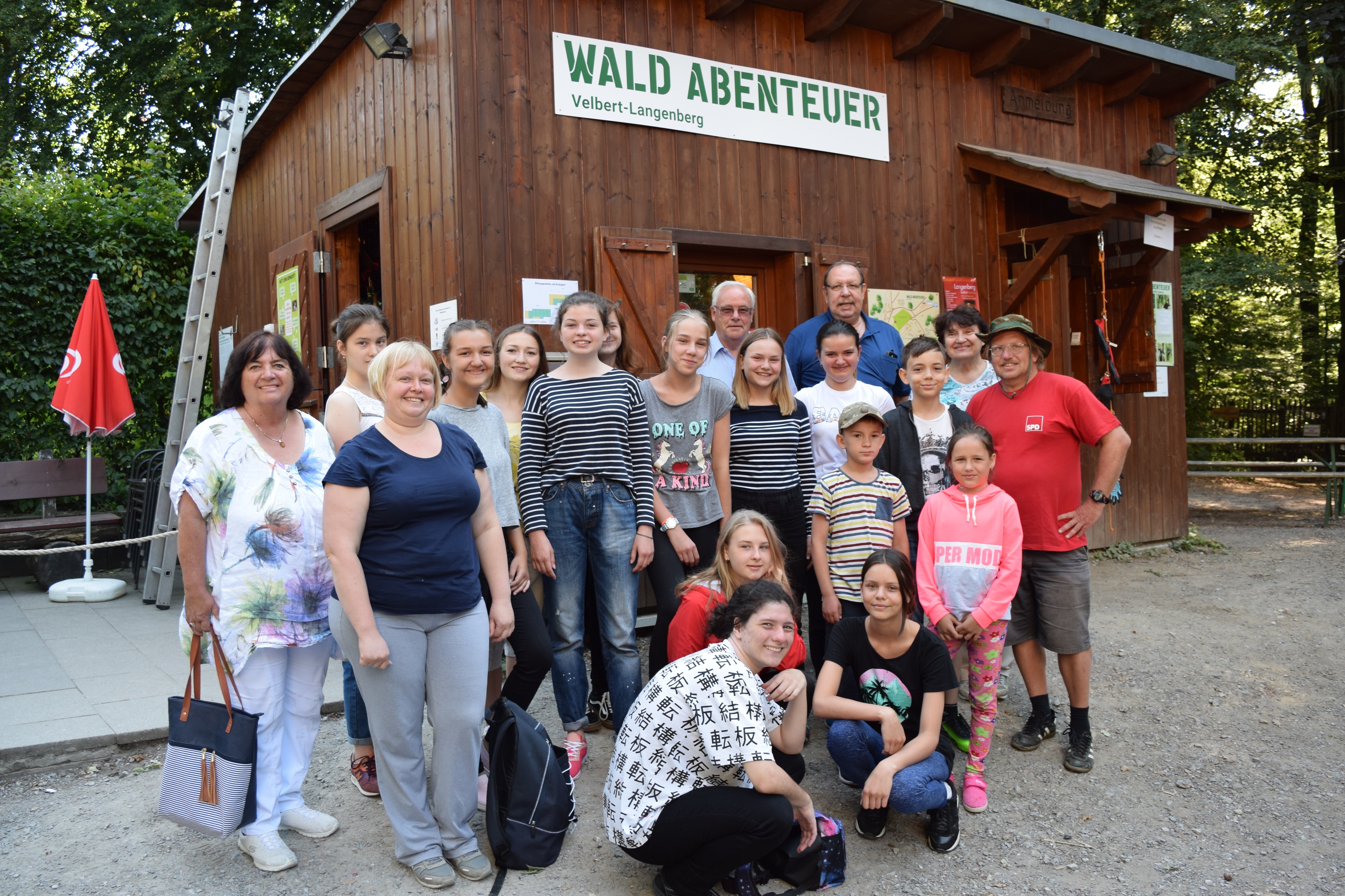 Die Kinder aus der Ukraine und ihre Betreuer beim Besuch des Waldkletterparks.