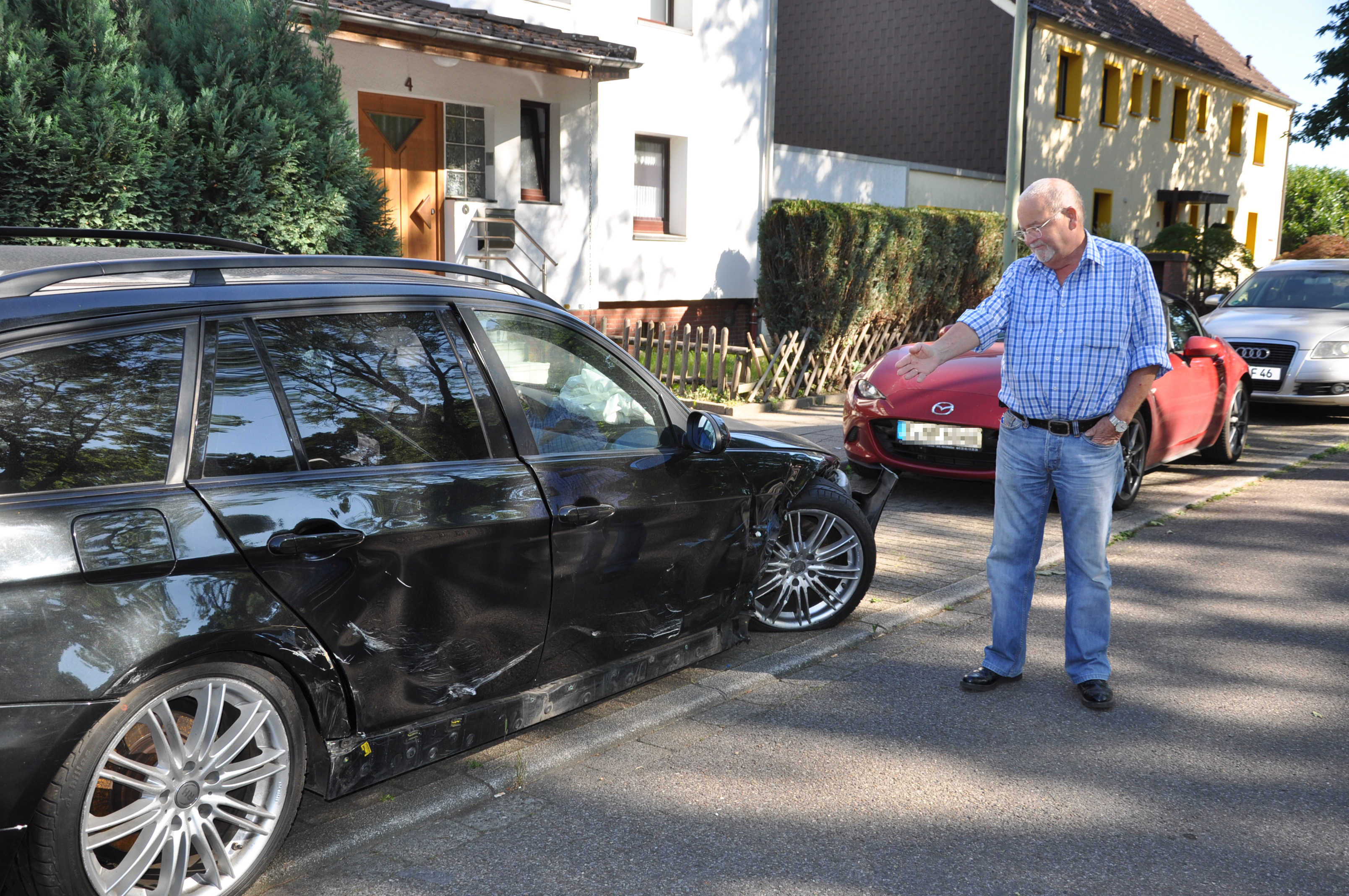 Peter Fischer: der schrottreife Wagen vor seiner Haustür ärgert ihn. Und dass auf seine Anrufe beim Ordnungsamt der Stadt Essen bislang nicht reagiert wurde.