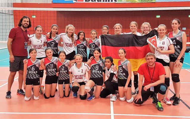 Die Werdener Mannschaft mit den Türkinnen der Istanbuler Schule Hisar.
Foto: WTB Volleyball
