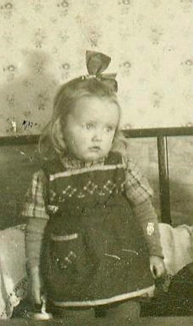 Um 1937 fein gemacht zu Besuch bei den Großeltern