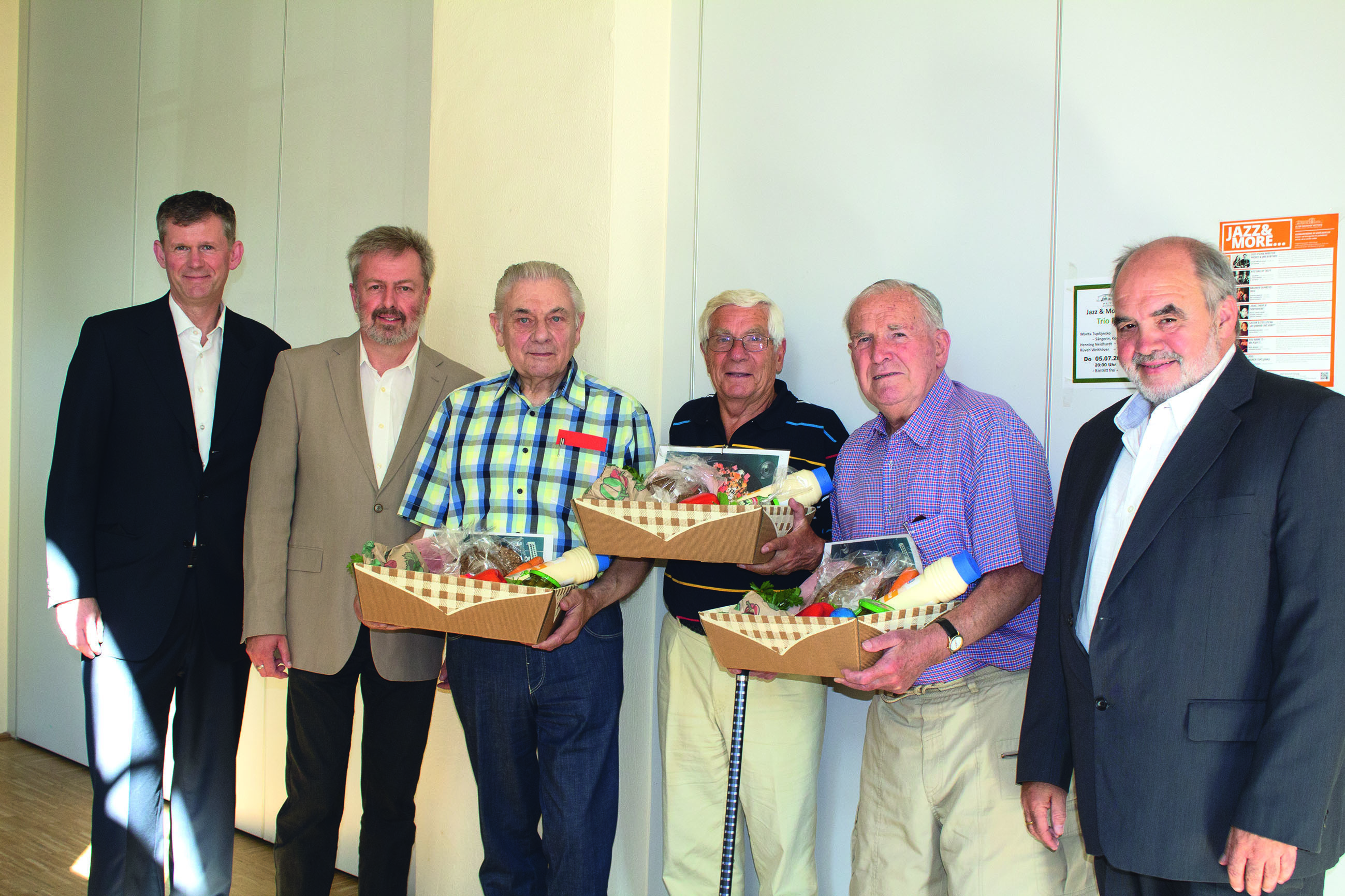 Unser Foto zeigt (v.l.) Michael Kleine-Möllhoff, stellv. Vorsitzender Wolfgang Hollender, die Jubilare Edgar Wilms, Hans-Peter Kirchberg und Günter Gottschlich sowie Bauverein-Geschäftsführer Jochen Kraft.
