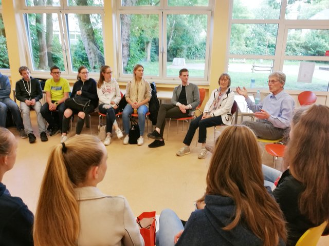 90 Minuten lang erzählte Karl-Heinz Steven, der auch als Dichter sehr bekannt ist, von seinen Erlebnissen in der NS-Zeit.