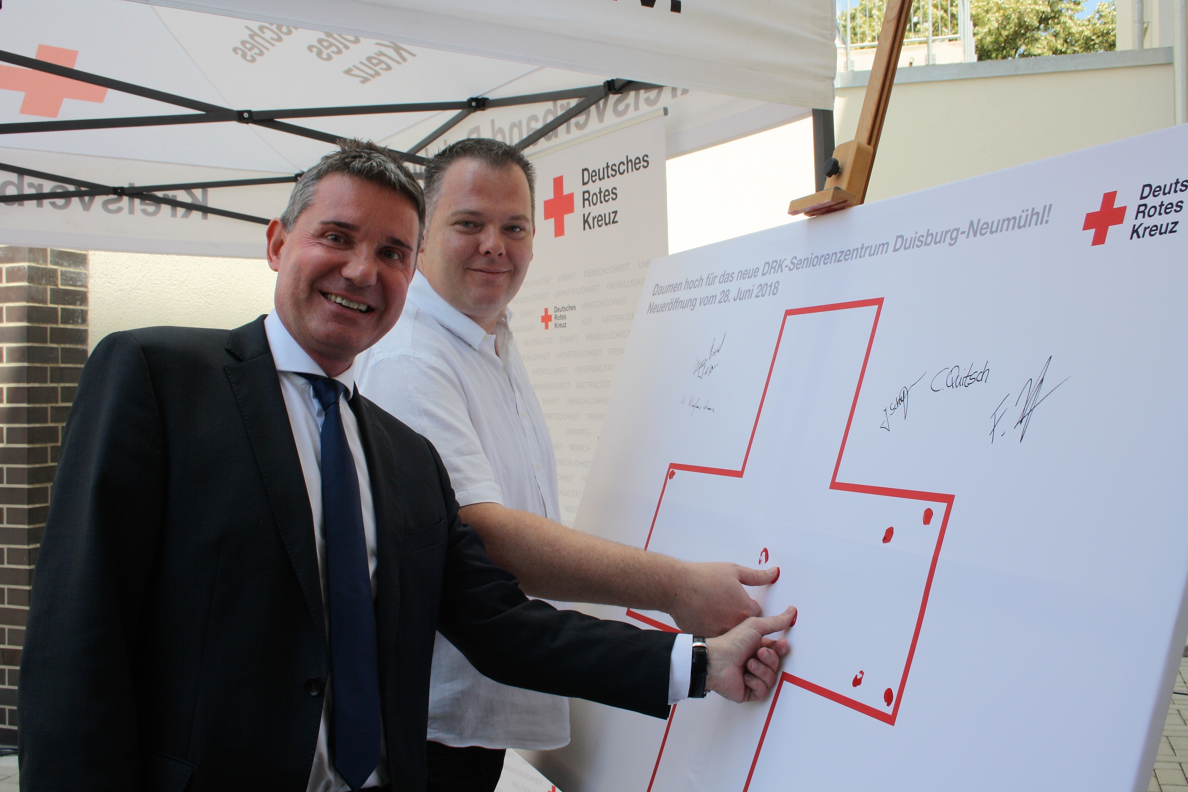 Stefan Fischer (l.) und Sven Pöhlsen, die DRK-Vorsitzenden von Düsseldorf und Duisburg, trugen sich als eine ersten mit „Daumenabdruck“ und Unterschrift in die Gästeliste der Einweihungsfeier ein, die künftig einen festen Platz im Foyer des neuen Senioren- und Pflegezentrums erhält.
Fotos: Reiner Terhorst