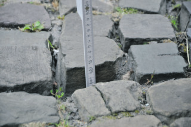 Bis zu neun Zentimeter "luftgefüllte" Fugen reichen nach Ansicht des Essener Amtes für Straßen und Verkehr für die Verkehrssicherheit der Straße aus. Stolperfallen und lose Steine entdeckten die Straßenkontrolleure nicht.
