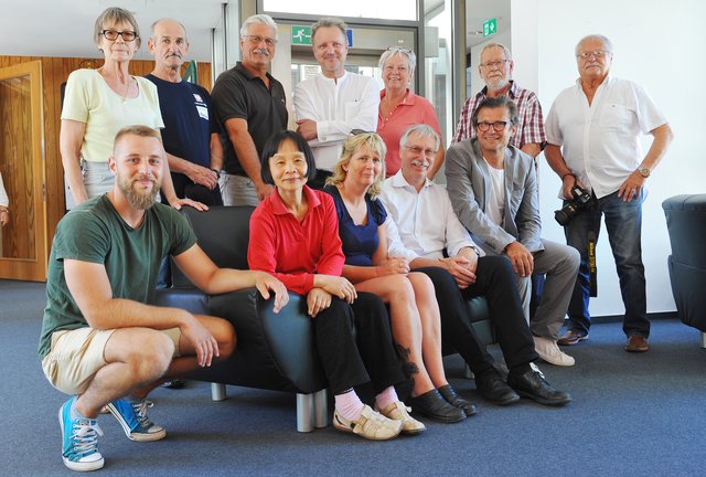 Nahmen am Internationalen Bildhauersymposium teil: Elke Tenderich Veith, Tadeusz Biniewisz, Dieter Braschoss, Roland de Jong Orlando, Beate Domdey-Fehlau, Karl Heinz Pohlmann, Alexander Beck (hintere Reihe v.l.) sowie Marko Clovek, Ping Qui, Carmel Doherty, Felix Fehlau und Marbert Fritsch (vordere Reihe v.l.). ^Foto: Michael de Clerque