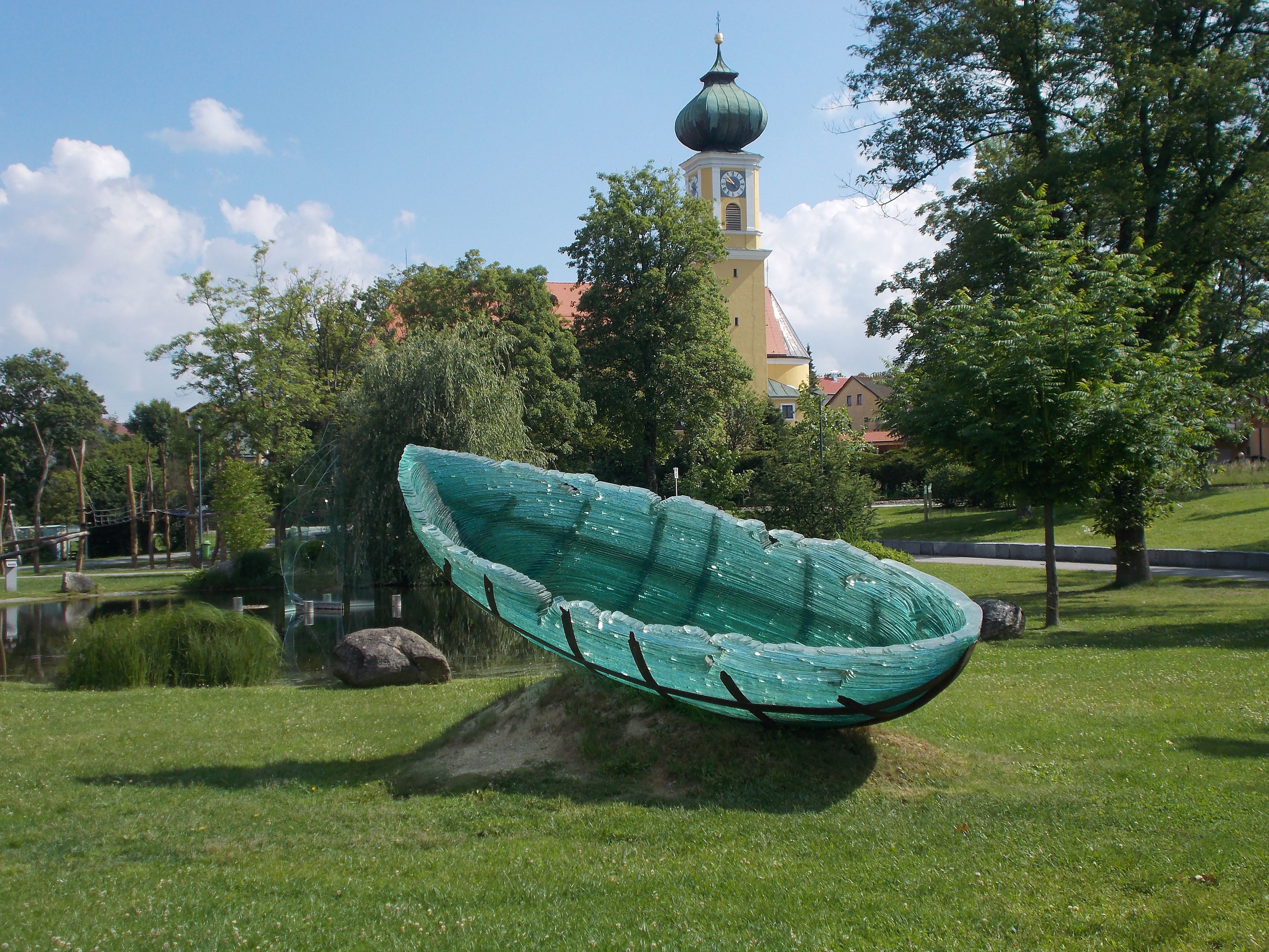 Die "Glasarche II" von Ronald Fischer erinnert heute an die einstige Reise der "Glasarche im Waldmeer", - ein Kunstprojekt beidseits der böhmisch-bayerischen Grenze.