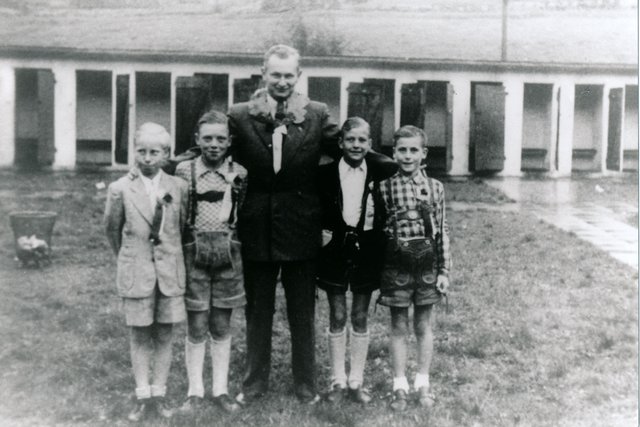 Vereinsschwimmwart des TV Hasperbach Karl-Heinz Sporleder mit jugendlichen TVH-Siegern nach Schwimmwettkämpfen auf einem Bezirksschwimmfest im "Hasper Freibad". | Foto: TV Hasperbach