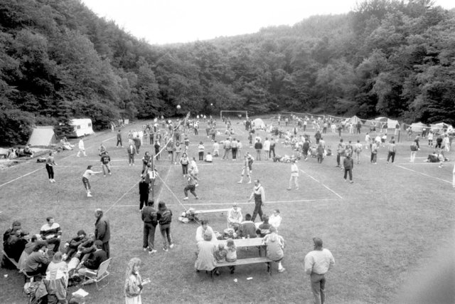 Ein Bild vom Kettelbach-Volleyballturnier von 1990. 120 Teams nahmen daran teil. | Foto: TV Hasperbach