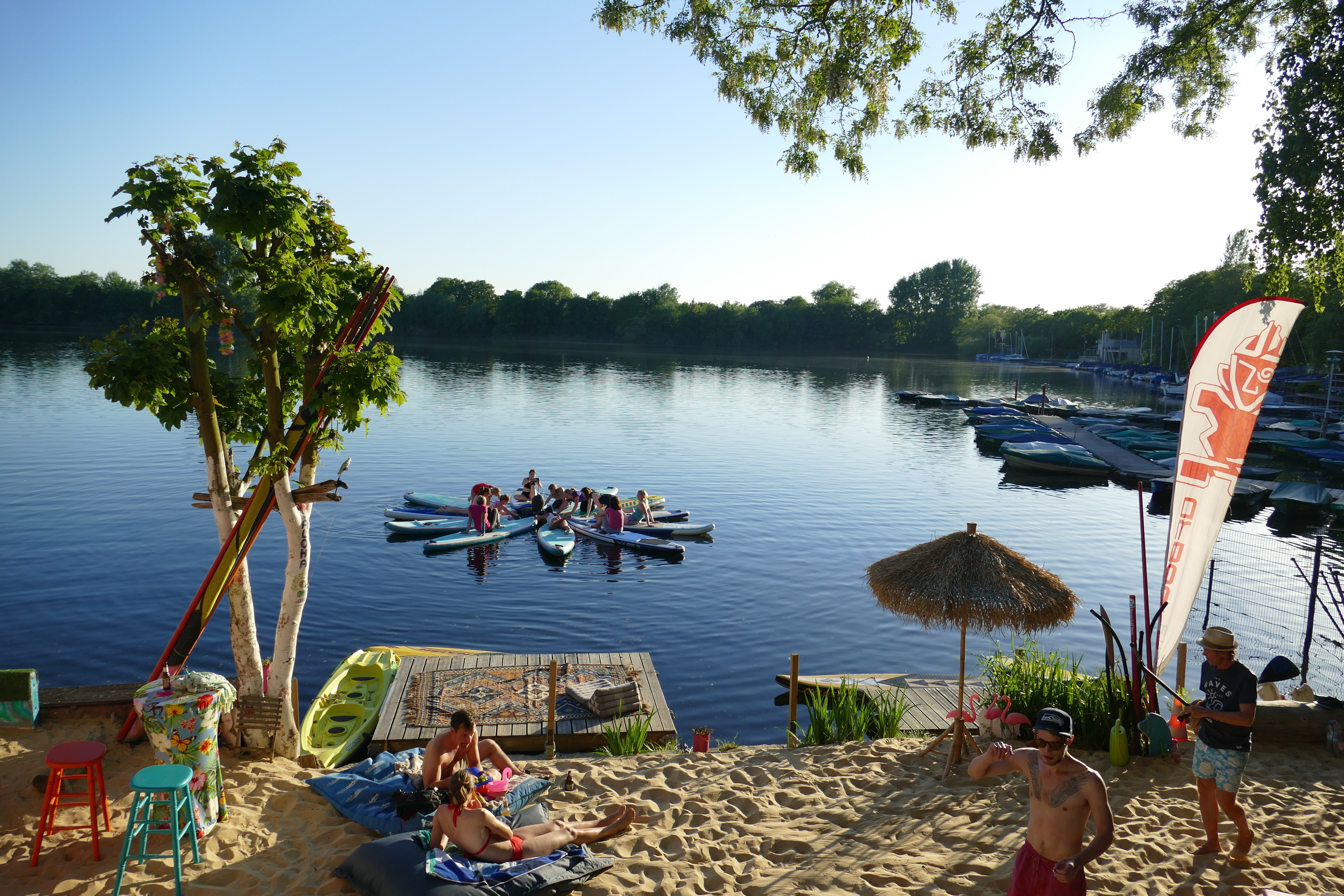 Bei den SUP-Yoga-Kursen finden rund um die Buddha-Figuar rund zehn Teilnehmer mit ihren Boards Platz.