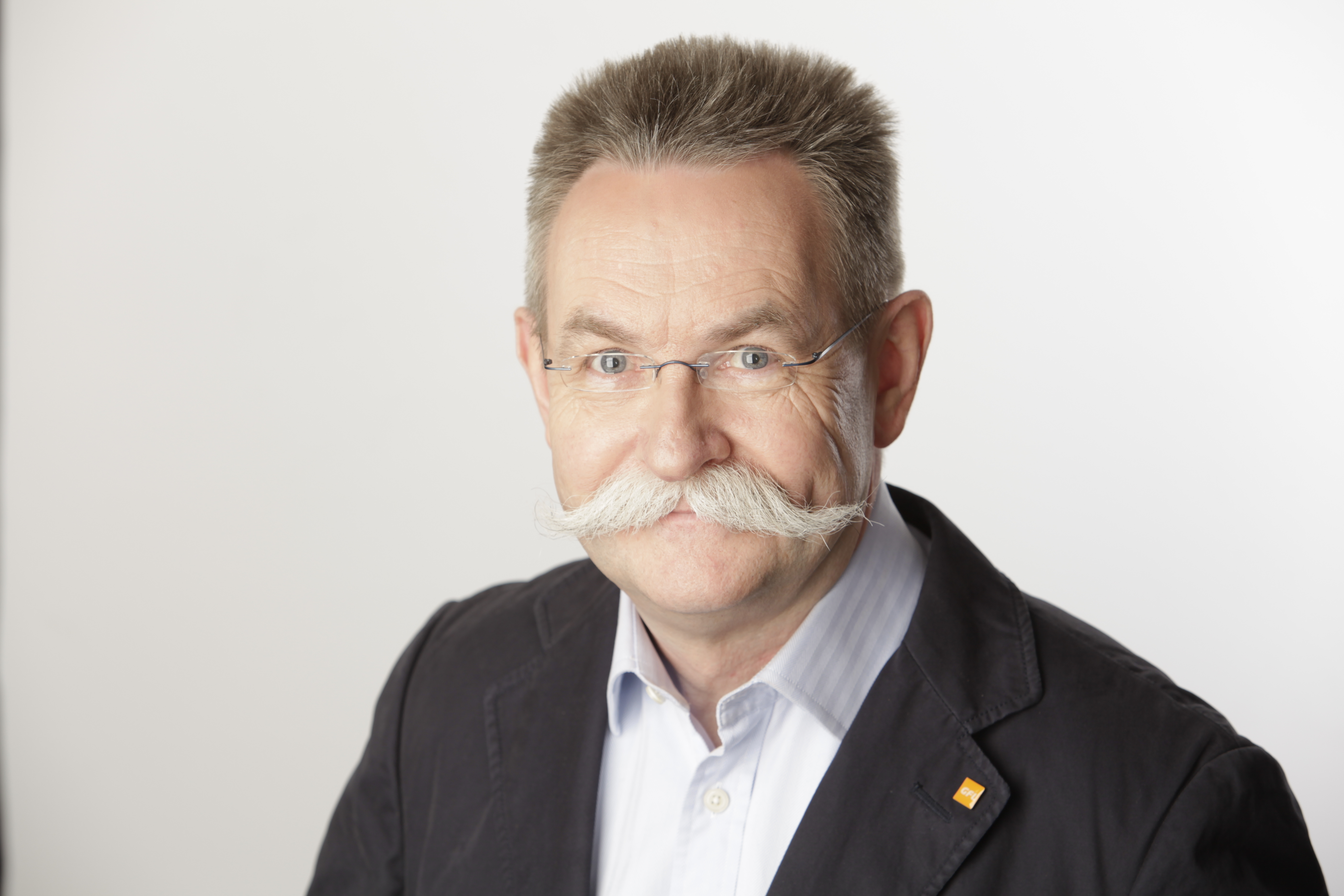 GFL-Ratsherr Dr. Ulrich Böhmer freut sich am Sonntag über Anrufe zur Lüner Kommunalpolitik.