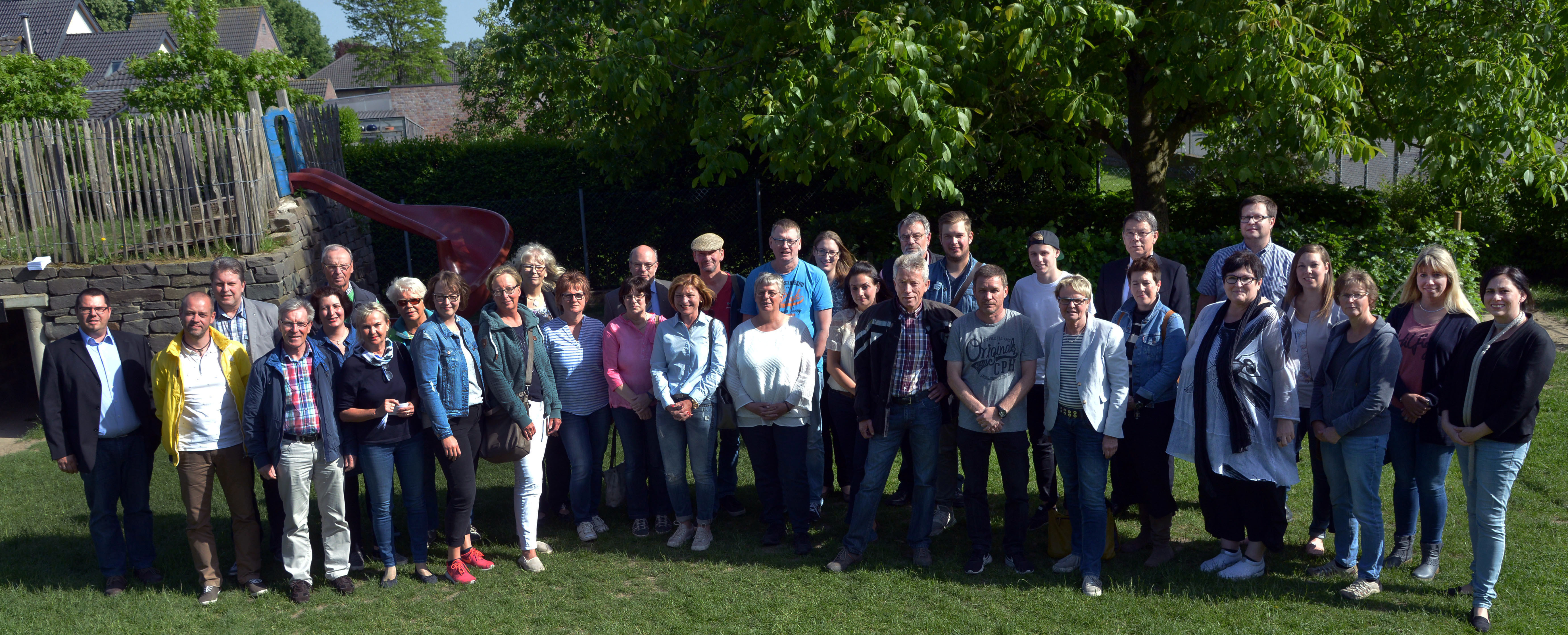 Spendenübergabe der Sparkassenstiftung Kleve mit den Kuratoriumsmitgliedern Elke Akkerman, Helmut Vehreschild sowie den Stiftungsvorständen Rudi van Zoggel und Ludger Braam im Griethausener Kindergarten St. Martin