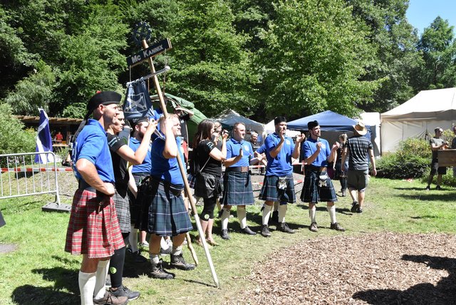 In Trikot, Schottenrock und mit eigener Standarte: Das weckt den Teamgeist! | Foto: mar