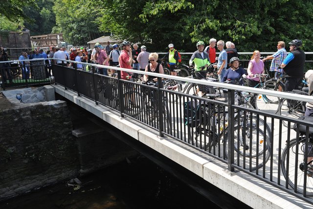Kaum war der neue Rad- und Fußweg durch das Deilbachtal, der Essen und Velbert verbindet, freigegeben, machten sich zahlreiche Bürger mit dem Rad oder zu Fuß auf den Weg über die neue Brücke. | Foto: Ulrich Bangert