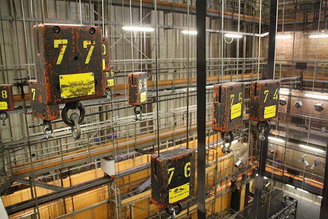 82 Punktzüge gibt es in der Obermaschinerie. Die Schaltkästen dafür werden derzeit erneuert.