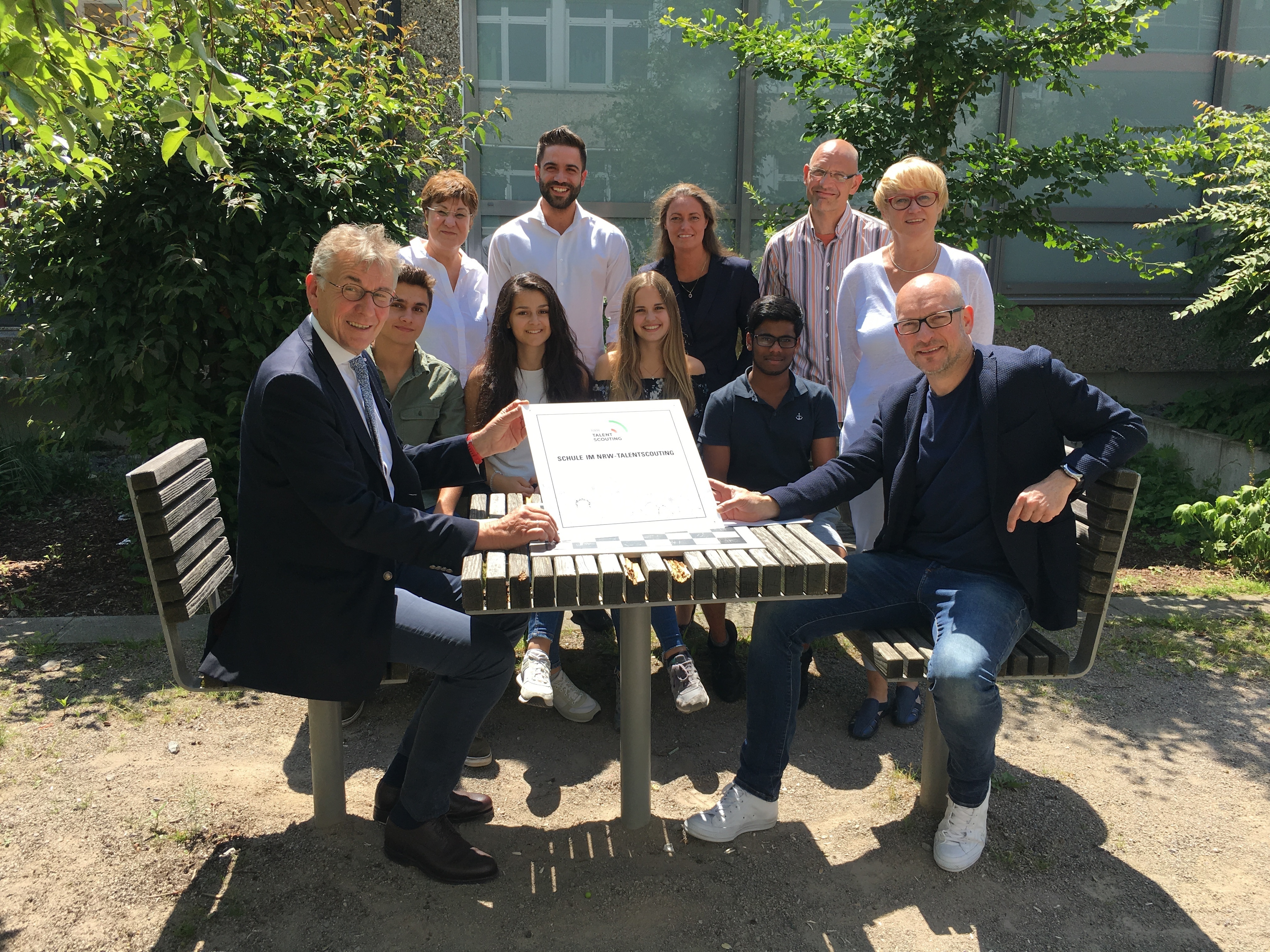 vorn: Prof. Dr. Jürgen Bock (Präsident Hochschule Bochum) und Dr. Stefan Krüger (Schulleiter); sitzend: Luca-Björn Vierjahn, Liridona Selmani, Celine Kartenberg und Matulan Puvaneswarasundaram (begleitete Schüler des Gymnasiums); stehend: Martina Schaminet-Gierse und Adnan Kurspahic (Bochumer Talentscouts), Susanne Beyer-Steinke (Koordination Talentscouting am RGE), Martin Zimmers und Ulla Röhder-Zang (Studien- und Berufswahlberater am RGE).
