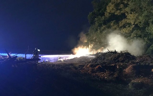 Meterhohe Flammen auf dem Gärtnereigelände der Rheinischen Kliniken