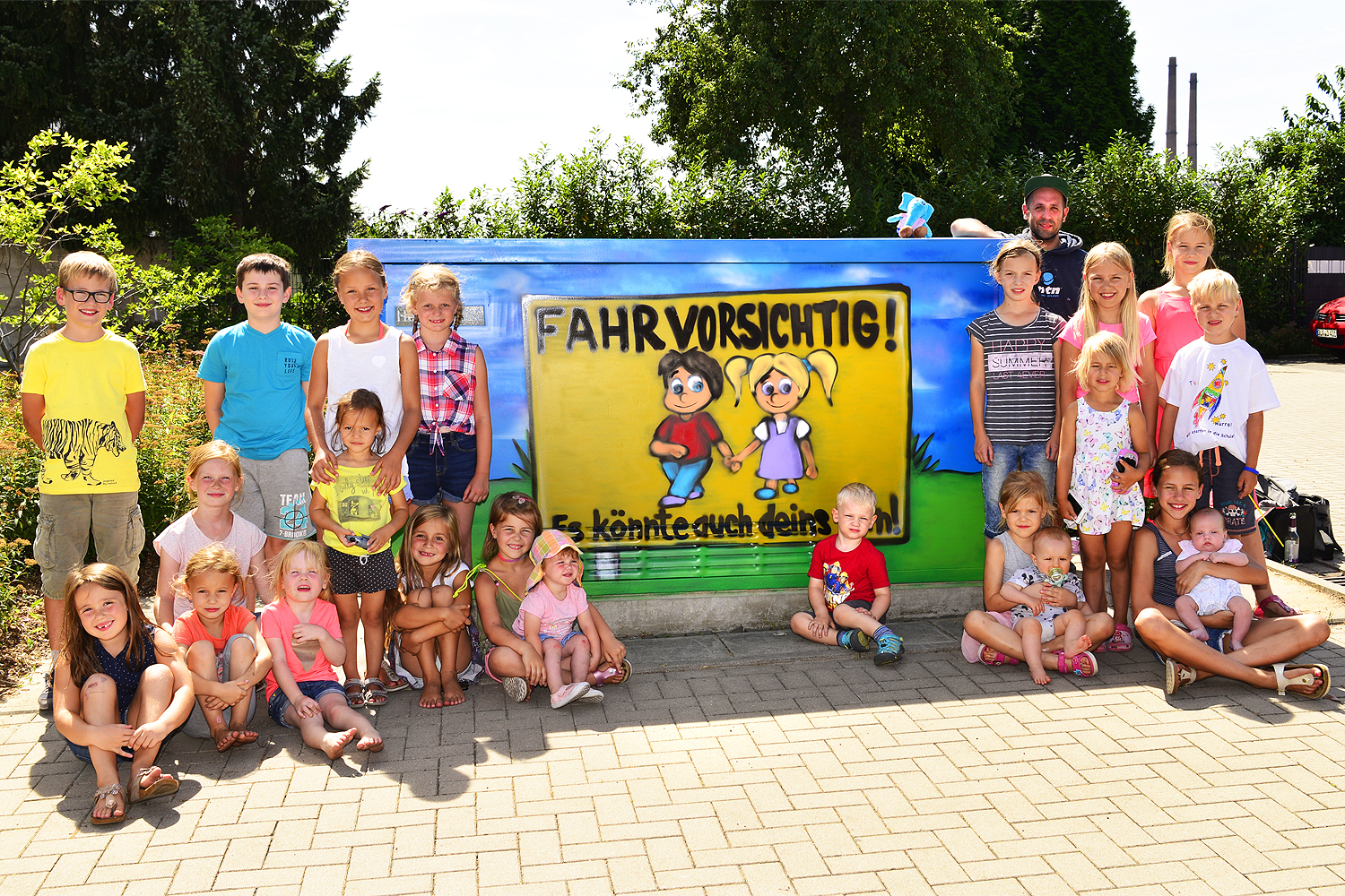 In erster Linie sollen die Kinder von der Stromkastenbemalung in der verkehrsberuhigten Spielstr. davon profitieren, weil immer wieder zu schnell vergessen- bzw. übersehen wird, dass es sich bei der Lottenstr. in Gladbeck-Rentfort um eine ausgewiesene Spielstr. handelt. Fotos: Kariger