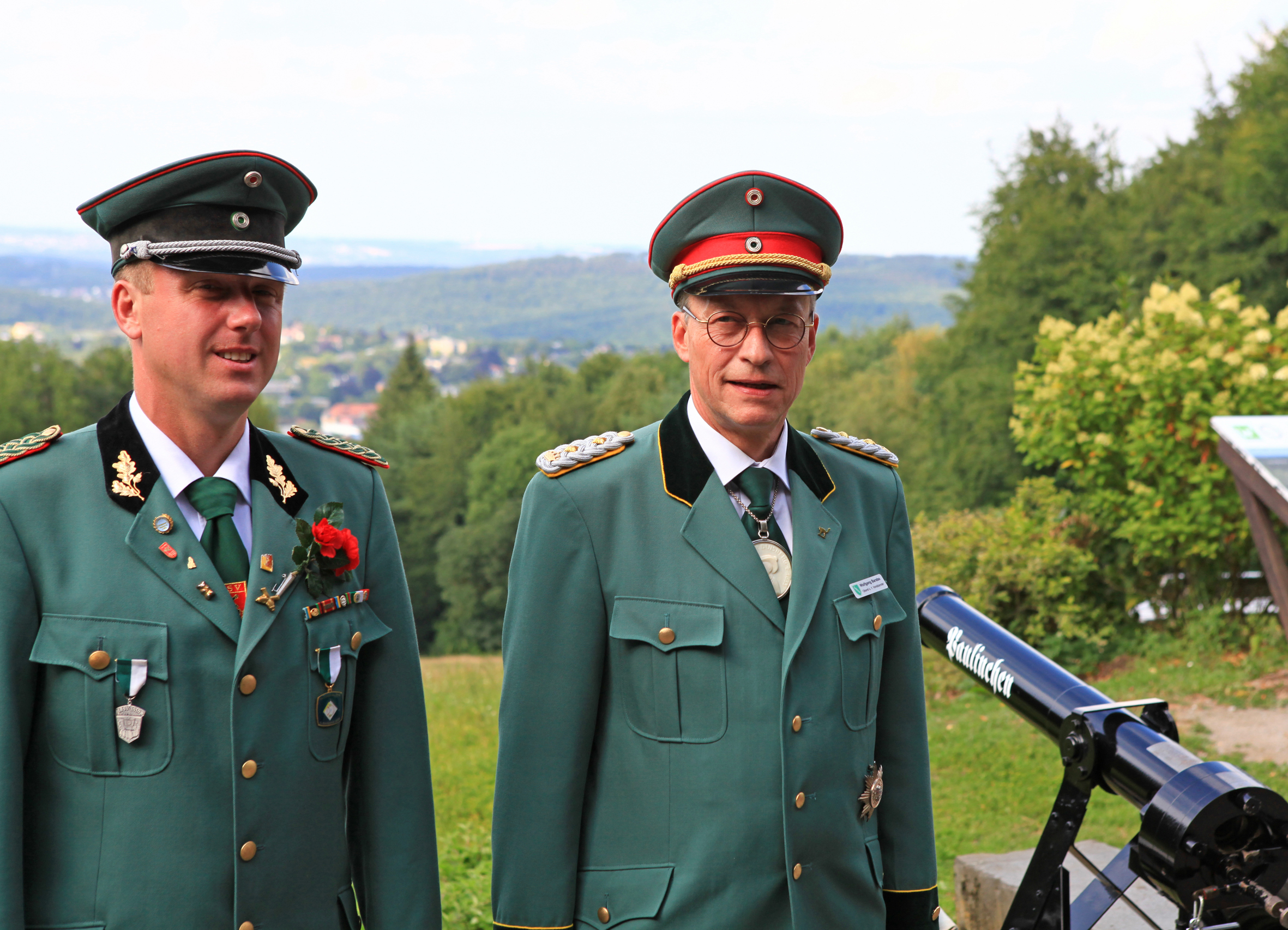 IBSV-Oberst Wolfgang Barabo (re.) kurz nach der Übergabe der Ari-Standarte an den neuen Komp.-Chef Chris Köchig, kurz vor dem Böllerschießen.