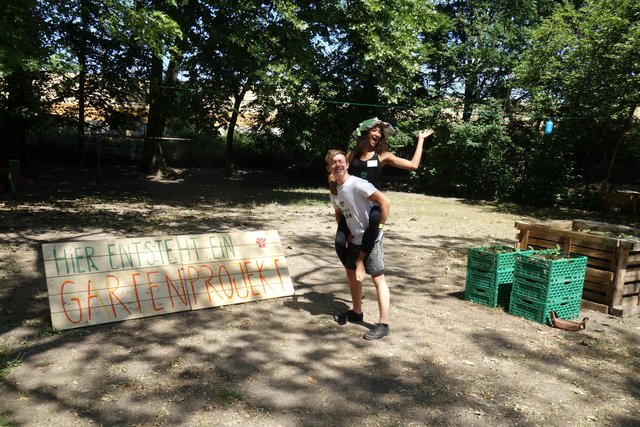 Was treiben sie denn hier hinter dem MGH? Eröffnung am 5. August. Im trostlosen Bolzplatz wird Leben eingepflanzt. Nadine und Jonas freuen sich schon - auch auf Sie. Foto: Schattberg