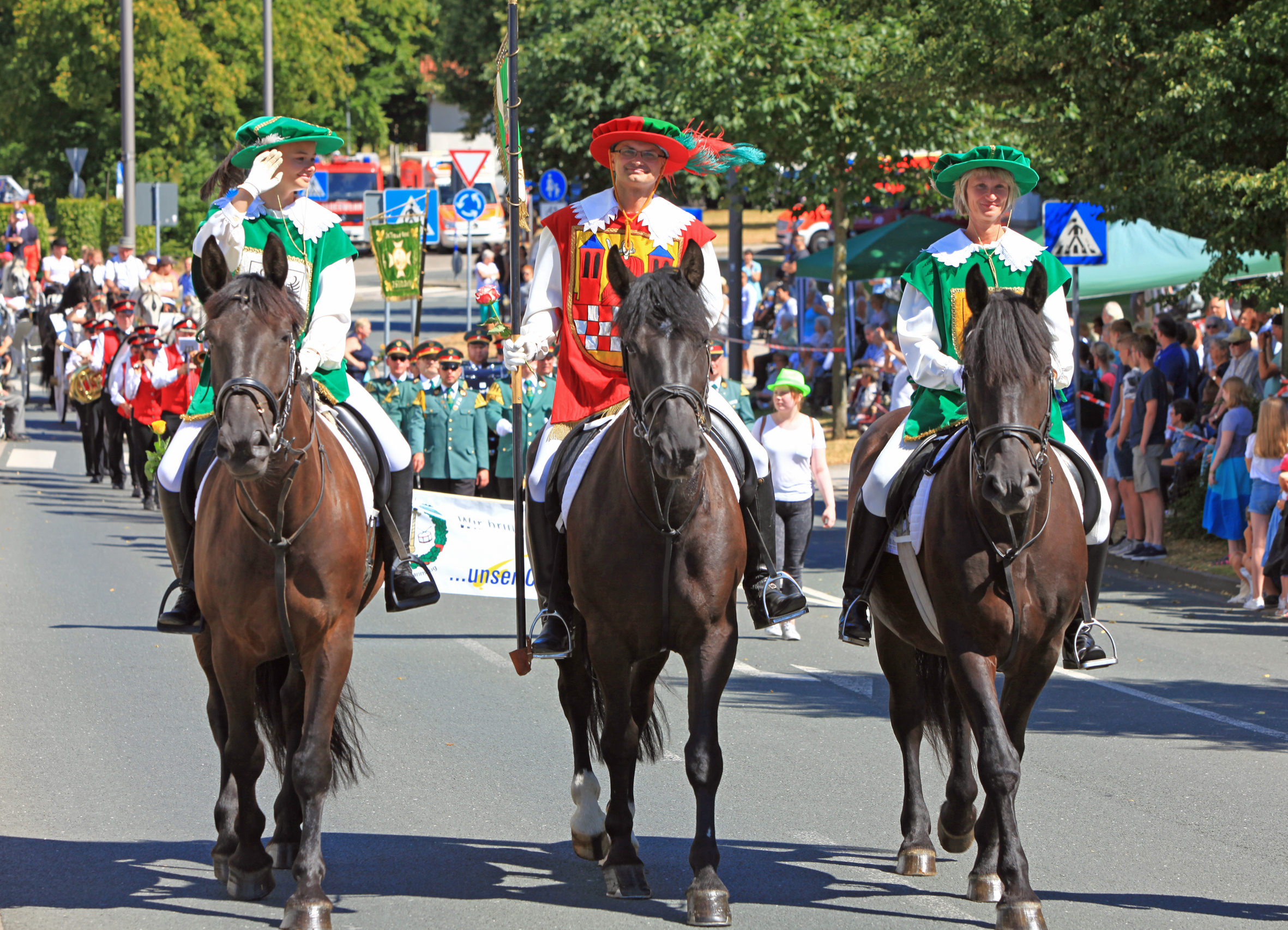 Sonntag Nachmittag auf der Alexanderstraße, die Herolde reiten dem Iserlohner Schützenzug voran.