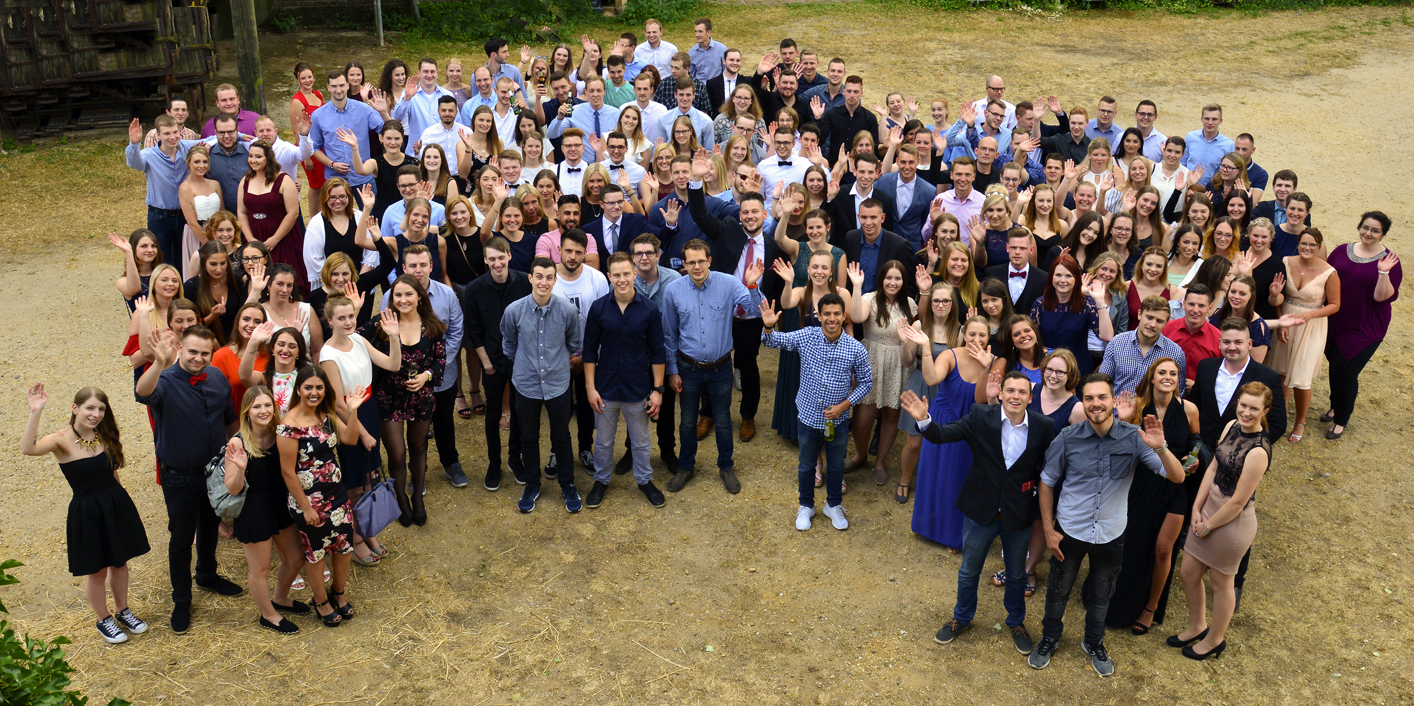 212 junge Menschen haben in diesem Jahr ihre kaufmännische Ausbildung erfolgreich absolviert. Das Berufskolleg Kleve, das den Berufsschulunterricht organisiert, lud alle zu einer großen Feier ein.