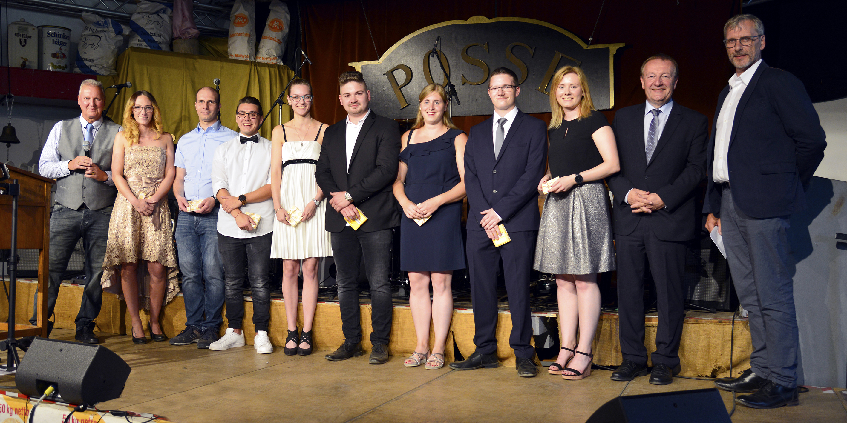 2) Die Besten der Besten – Schulleiter Peter Wolters (ganz rechts) und Hans-Josef Kuypers von der Wirtschaftsförderung des Kreises Kleve (2. von rechts) gratulierten den Jahrgangsbesten.