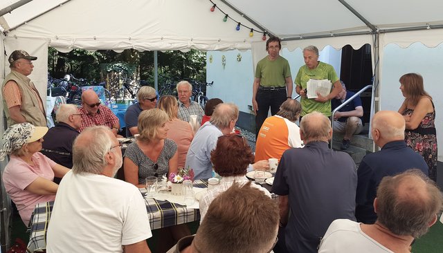 Günther Mayer wusste auch am Waldhaus viel Interessantes beizusteuern.
Foto: Henschke