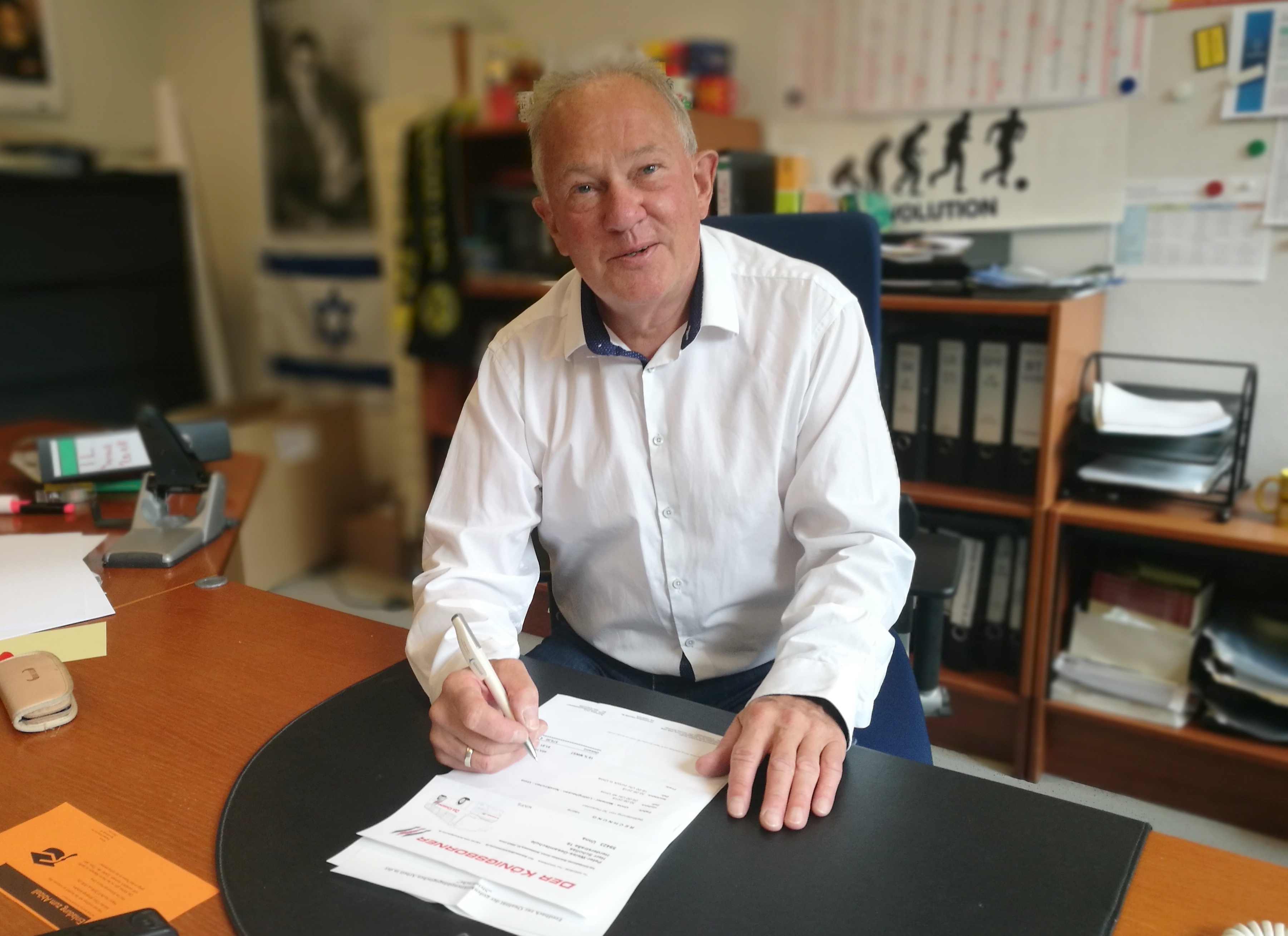 Heranwachsende im Sinne demokratischer Werte zu bilden und zu erziehen war Berufsaufgabe für Rainer Schollas (64). Der Chef der Peter-Weiss-Gesamtschule wechselt jetzt nach zehn Jahren in Unna in den Ruhestand. Doch als „Aushilfslehrer“ bleibt er der Gesamtschule noch ein Jahr erhalten.