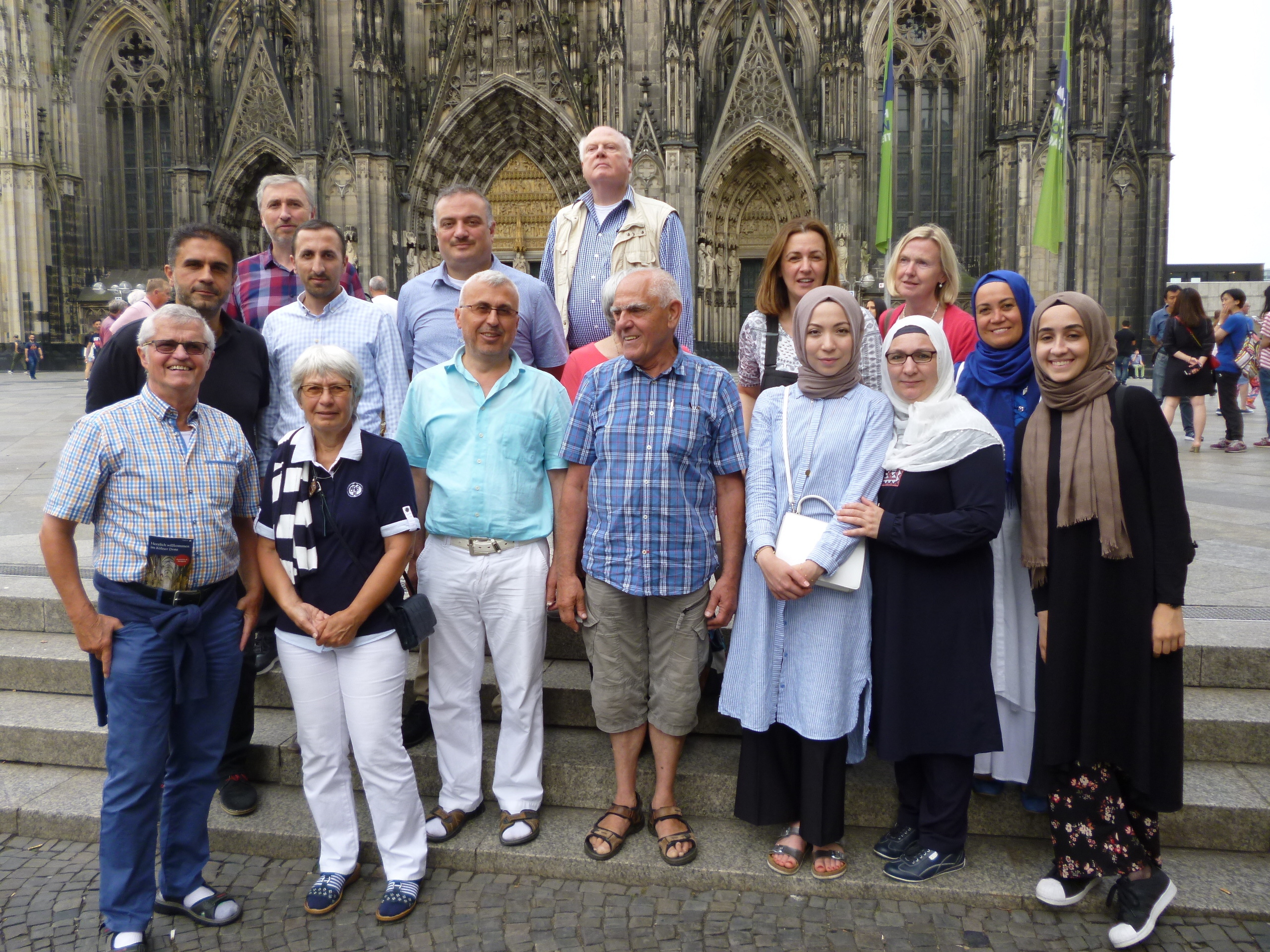 Mitglieder des KKV-Gesprächskreises "Christen treffen Muslime" vor dem Kölner Dom