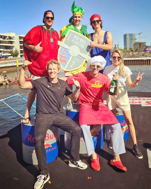 Pizzabäcker Frank "Pasta" Bentlage umrahmt von den bekannten Moderatoren Simon Gosejohann und Vanessa Meisinger. Und oben der Rest des Teams von GeilePizza.de. | Foto: GeilePizza.de