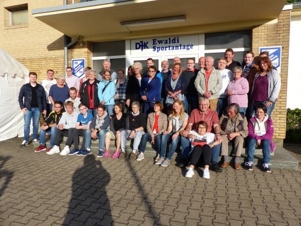 Gruppenbild mit einem Teil der anwesenden Übungsleiter/innen auf der Ewaldi-Sportanlage.