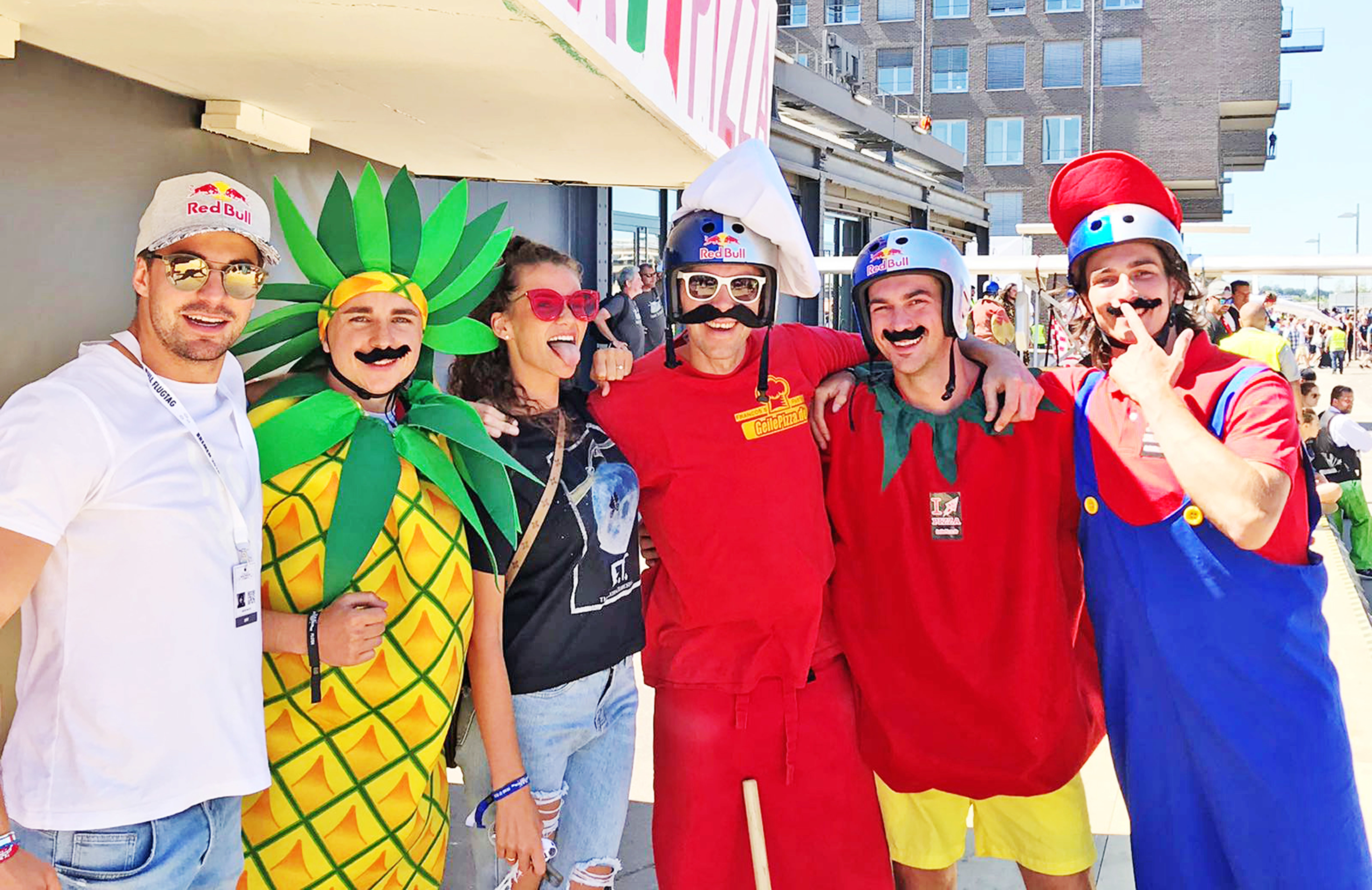 Das Pizzateam und seine neu gewonnenen Fans (v.l.): Bene Mayr (Profi Freestyle-Skier), Luca "Ananas" Buergel, Betty Taube (neunte Staffel von Germany’s Next Topmodel, Moderatorin und Schauspielerin), Pizzabäcker Frank "Pasta" Bentlage, Max "Tomate" Baerhold und Tom "Super Mario" Baerhold.