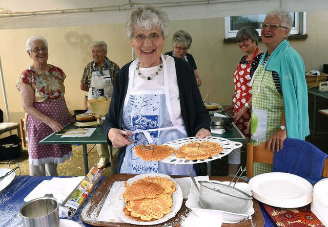 Gemeindefest St. Antonius Abbas, Kiek UtDie Waffelbäckerinnen hatten alle Hände voll zu tun.
