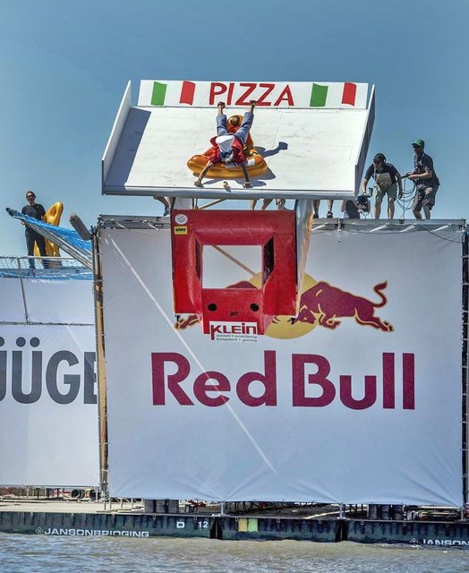 "Pasta" als Pilot: Frank Bentlage beim spektakulären Abflug von der sechs Meter hohen Abflugrampe. Rund 30 Meter flog der Karton weit. | Foto: GeilePizza.de