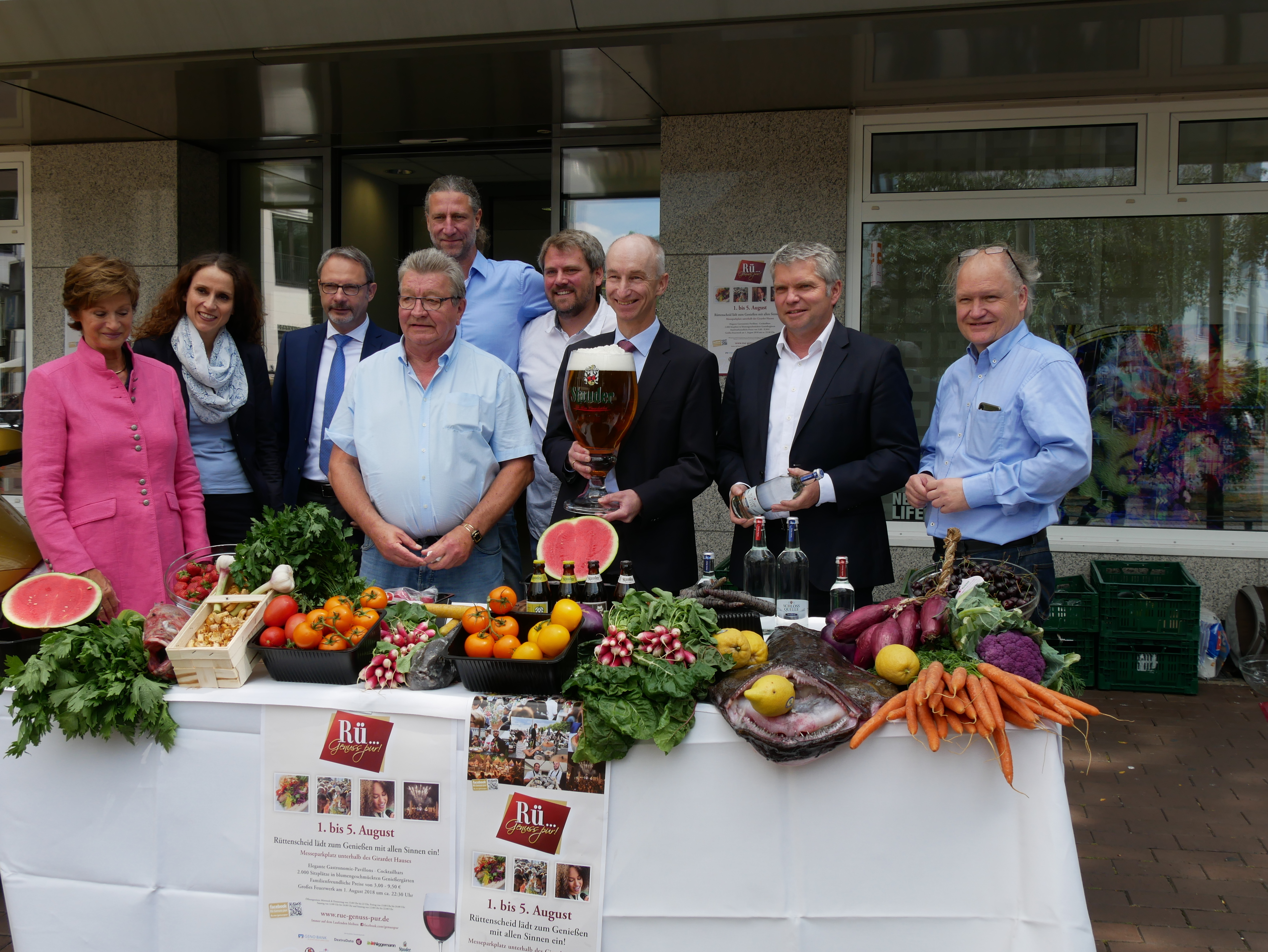 Das Team um Werner Rzepucha (Mitte) freut sich auf das Event Rü… Genuss pur