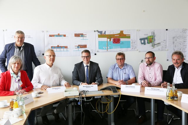 Der Investor und Inhaber der Extrablatt-Kette Christoph Wefers (3.v.l.) und Klaus Franksmann (3.v.r.) vom beauftragten ingenieurbüro Hellmann stellten zusammen mit (v.l.) Gabriele Bilke, Matthias Wehner, Stadtbaurat Mike Janke, Thorsten Grote und Ingo Genster die geplante Maßnahme und den Zeitplan vor. Foto: Schulte