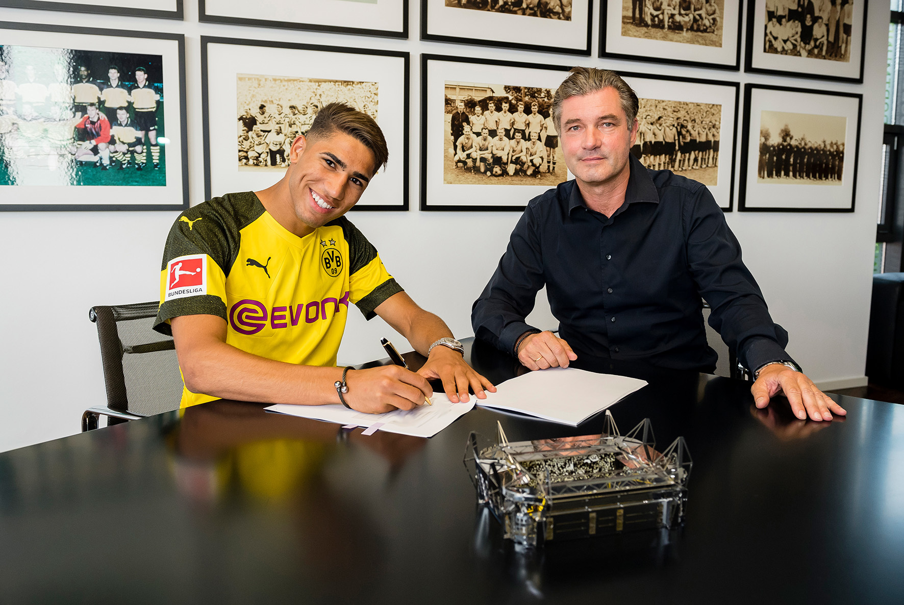 Im Beisein von BVB-Sportdirektor Michael Zorc (r.) unterschrieb Achraf Hakimi einen Vertrag in Dortmund.