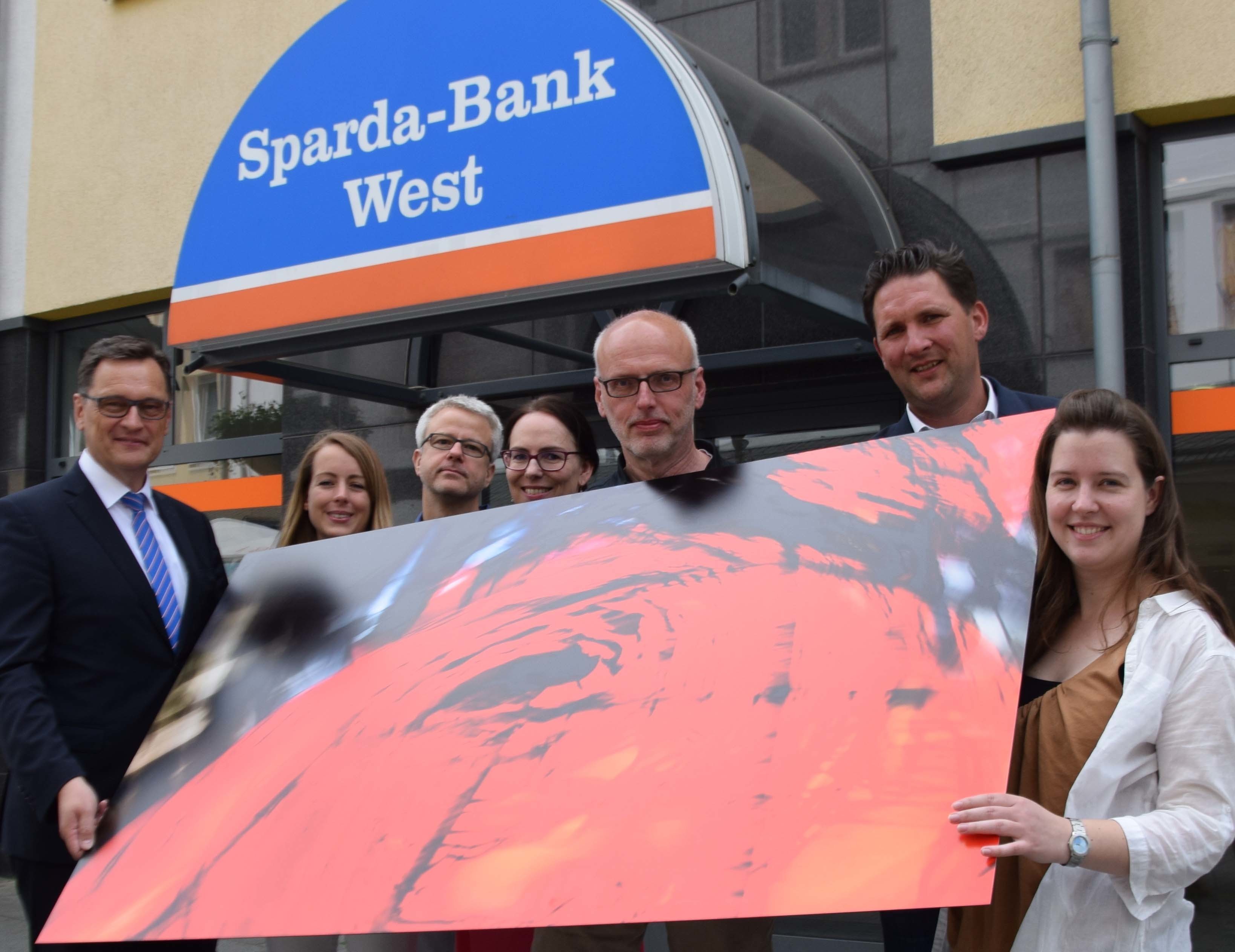 Auf dem Foto (v.l.): Swidbert Obermüller, Regionnalleiter der Sparda-Bank in Wuppertal; Verena Fischer, Filialleiterin der Sparda-Bank in Velbert; Ronald Gaube, Dorothee Pilavas und Peter Hölscher von der Künstlergruppe Area Composer; Olaf Knauer, Abteilungsleiter Stadtmarketing Velbert; und Stefanie Schmitz vom Wallfahrtsbüro.