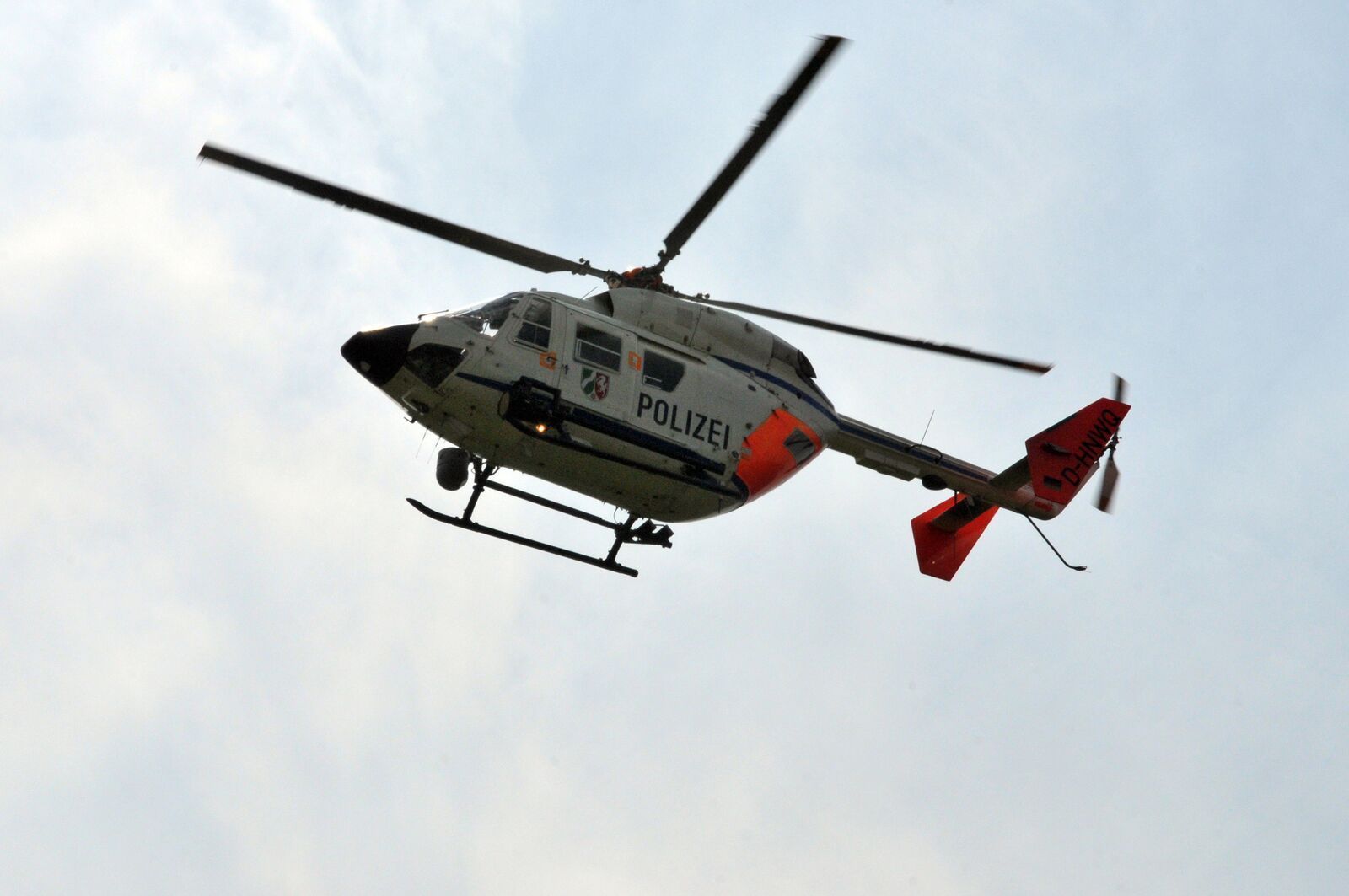 Auch ein Helikopter war bereits im Einsatz.